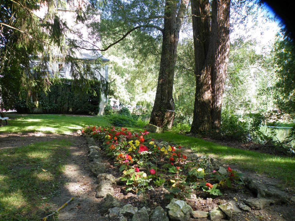 Logis Le Moulin Fleuri Hotel Veigné Kültér fotó